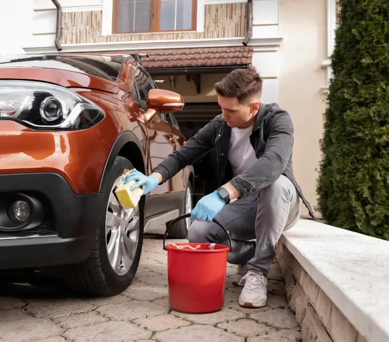 Lavage auto à domicile Saint-Sauveur-la-Pommeraye : professionnel intervenant sur un véhicule
